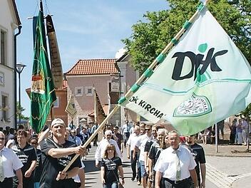 2016 schaffte die DJK Kirchaich ein neues Banner an, das Jugendtrainer Thorsten Bräuter stolz dem Festzug voraustrug. Dahinter die Fahne des Patenvereins "Gut Holz" Zeil. Fotos: Sabine Weinbeer