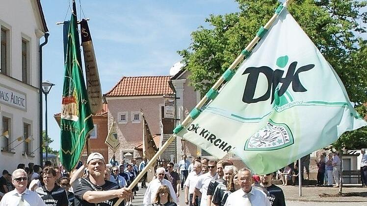 2016 schaffte die DJK Kirchaich ein neues Banner an, das Jugendtrainer Thorsten Bräuter stolz dem Festzug voraustrug. Dahinter die Fahne des Patenvereins "Gut Holz" Zeil. Fotos: Sabine Weinbeer