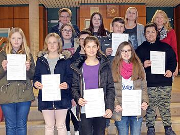 Die neuen Streitschlichter mit ihren Ausbildungsbescheinigungen sowie (hinten v. r.) Fachlehrerin Ariane Colbentson, Jugendsozialarbeiterin Tina Schardt und Rektorin Elvira Tischler Foto: Thomas Micheel