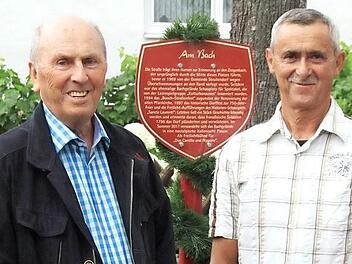 Freuten sich über das neue Schild, das nun über diesen historischen Strullendorfer Platz informiert (von links): "Kulturbanausen"-Vorsitzende Sabine Göller, Schild-Ideengeber Josef Koch, Erster Bürgermeister Wolfgang Desel und Anwohner Otto Wagner.  Foto: Bertram Wagner