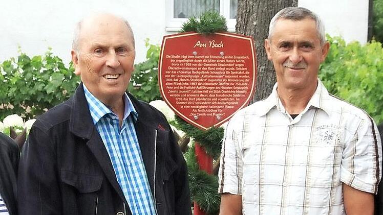 Freuten sich über das neue Schild, das nun über diesen historischen Strullendorfer Platz informiert (von links): "Kulturbanausen"-Vorsitzende Sabine Göller, Schild-Ideengeber Josef Koch, Erster Bürgermeister Wolfgang Desel und Anwohner Otto Wagner.  Foto: Bertram Wagner