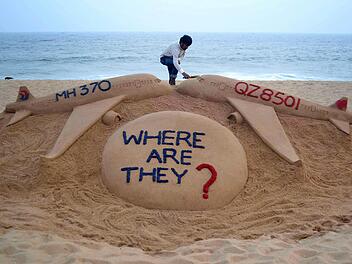 Wo sind sie?",  fragte der Inder Sudarsan Pattnaik mit seiner Sandskulptur am Strand von Puri neun Monate nach dem  bis heute absolut rätselhaften Verschwinden einer  malaysischen Boing 777. strdel/afp