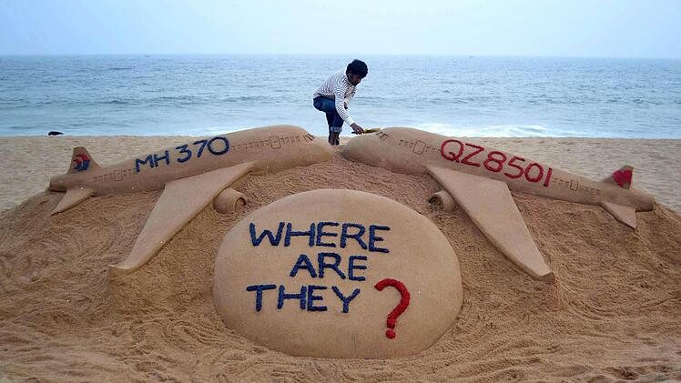 Wo sind sie?",  fragte der Inder Sudarsan Pattnaik mit seiner Sandskulptur am Strand von Puri neun Monate nach dem  bis heute absolut rätselhaften Verschwinden einer  malaysischen Boing 777. strdel/afp