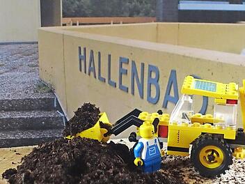 Jetzt ist es amtlich: Das Hallenbad wird abgerissen. Der Abstimmungsausschuss stellte das einstimmig fest. Es gab allerdings noch ein paar Stellungnahmen fürs Protokoll.  Foto: Archiv/Heike Beudert