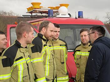 Positive Resonanz zum Novum erhielt Bürgermeister Armin Warmuth (rechts) von den Hammelburger Feuerwehrleuten.  Fotos: Winfried Ehling