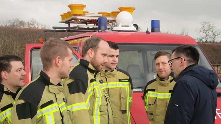 Positive Resonanz zum Novum erhielt Bürgermeister Armin Warmuth (rechts) von den Hammelburger Feuerwehrleuten.  Fotos: Winfried Ehling