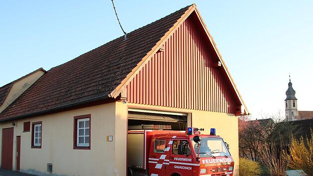 Wenn der Gauaschacher Kommandant Alexander Marx aus dem alten Feuerwehrhaus fährt, geht es ganz schön eng zu. Für ein dringend benötigtes neues Fahrzeug ist hier kein Platz. Den einsturzgefährdeten Giebel hat die Feuerwehr selbst provisorisch stabilisiert und verkleidet. Foto: Ralf Ruppert