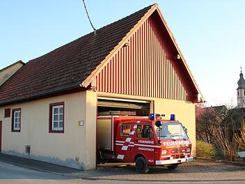 Wenn der Gauaschacher Kommandant Alexander Marx aus dem alten Feuerwehrhaus fährt, geht es ganz schön eng zu. Für ein dringend benötigtes neues Fahrzeug ist hier kein Platz. Den einsturzgefährdeten Giebel hat die Feuerwehr selbst provisorisch stabilisiert und verkleidet. Foto: Ralf Ruppert