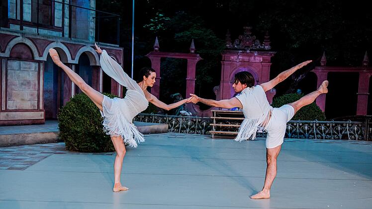 "Die vier Jahreszeiten": Szene aus dem fünfteiligen Ballettabend des Landestheaters Coburg, der bei den Sommerfestspielen Premiere im Hofgarten feierte.Fotos: Sylvain Guillot