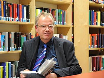 Nils Aschenbeck hat für sein Buch auf die Hilfe von Lynders Töchtern und vieler Weggefährten bauen können.  Foto: Christian Dijkstal