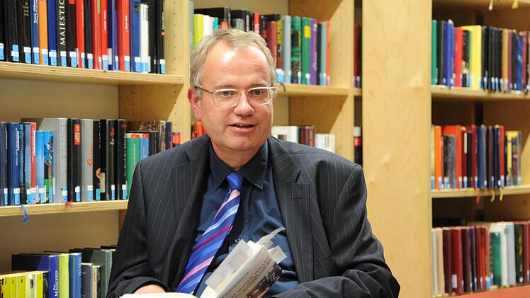 Nils Aschenbeck hat für sein Buch auf die Hilfe von Lynders Töchtern und vieler Weggefährten bauen können.  Foto: Christian Dijkstal