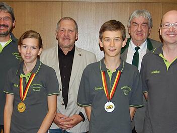 Strahlen über die Erfolge bei den Deutschen Meisterschaften (von links): Schützenmeister Michael Meindl, Elisa Tartler, Bürgermeister Manfred Manger, Steven Schultz, Gau-Bogenreferent Manfred Koch und Trainer Marko Friedrich. Foto: Straub