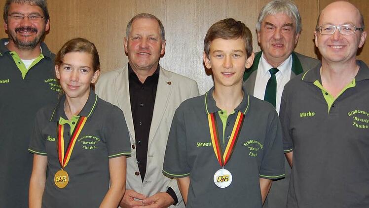 Strahlen über die Erfolge bei den Deutschen Meisterschaften (von links): Schützenmeister Michael Meindl, Elisa Tartler, Bürgermeister Manfred Manger, Steven Schultz, Gau-Bogenreferent Manfred Koch und Trainer Marko Friedrich. Foto: Straub