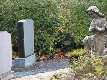 Beten für die Toten: Von der Stadt Bad Brückenau gibt es eine neue Informations-Broschüre zu den Urnengärten. Foto: Ulrike Müller