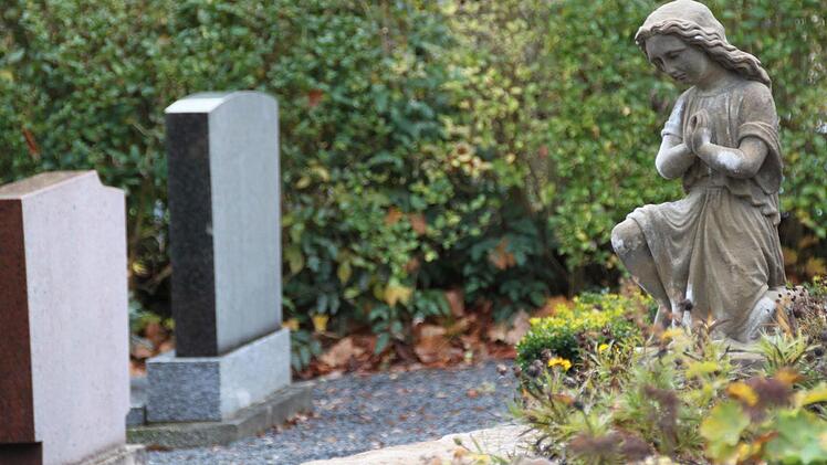 Beten für die Toten: Von der Stadt Bad Brückenau gibt es eine neue Informations-Broschüre zu den Urnengärten. Foto: Ulrike Müller