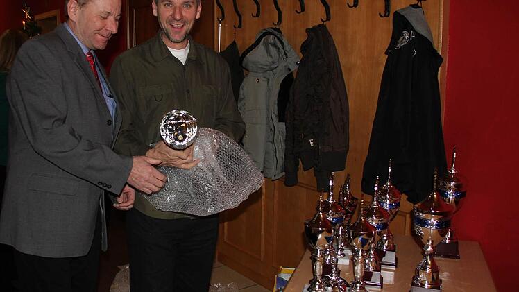 Viele Pokale warteten auf die besten Fahrer.