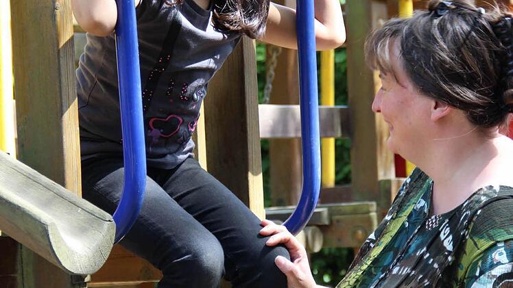 Im persönlichen Gespräch mit der 6-jährigen Melda: Christina Dressel ist für die Kinder hier mehr als nur eine Kindergartenleiterin. Sie ist in vielen Fällen das Tor zur christlichen und deutschen Kultur. Foto: Katharina Müller-Sanke