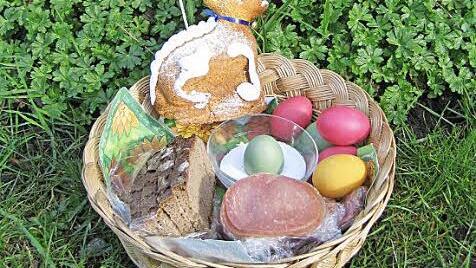 Früher lagen neben gefärbten Eiern oder einem gebackenen Osterhasen auch oft Brot und Geräuchertes in den Osterkörbchen. Foto: Manfred Welker