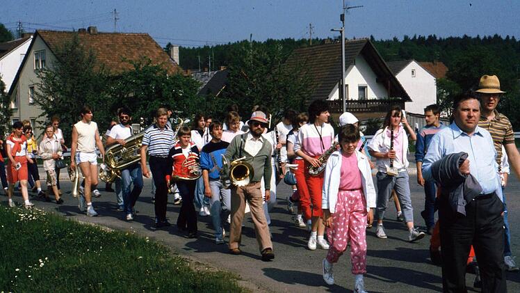 1981 begleitete Pfarrer Ottmar Pottler (vorne) seine Stettfelder Schäfchen