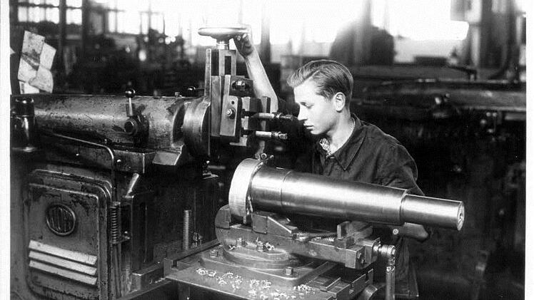Ein Bild aus alten Zeiten: Ein Mitarbeiter beim Hobeln einer Kurvenscheibe in einer Kurbelwelle.  Foto: Maschinenfabrik Fischer