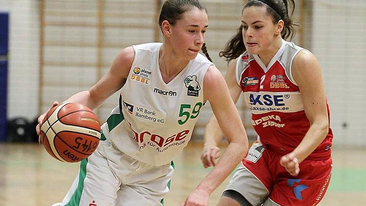 Obwohl nicht ganz im Vollbesitz ihrer Kr&auml;fte, war die talentierte 15-j&auml;hrige Julia F&ouml;rner (l.) mit acht Punkten erfolgreichste Werferin der DJK Brose im Spitzenspiel gegen Heidelberg. Foto: sportpress