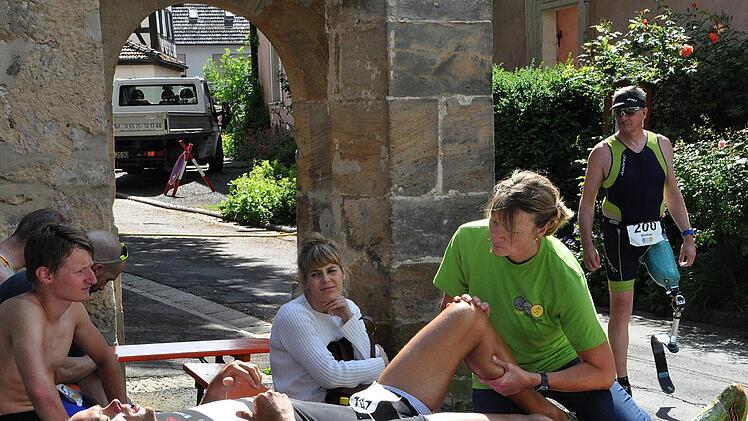 Eine Massage nach den Strapatzen ist wichtig, Silke Dorsch behandelt den Sieger der Sprintdistanz Hendirk Becker.Foto: Karl Heinz Weber