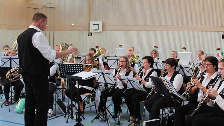 Die Adelsdorfer Musikanten umrahmten den Festakt mit deutscher und italienischer Blasmusik. Foto: Johanna Blum