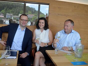 Der Parlamentarische Staatssekret&auml;r Jens Spahn, war nach Ramsthal gekommen. Mit dabei waren auch die Parlamentarische Staatssekret&auml;rin Dorothee B&auml;r und Landrat Thomas Bold. Foto: Arthur Stollberger