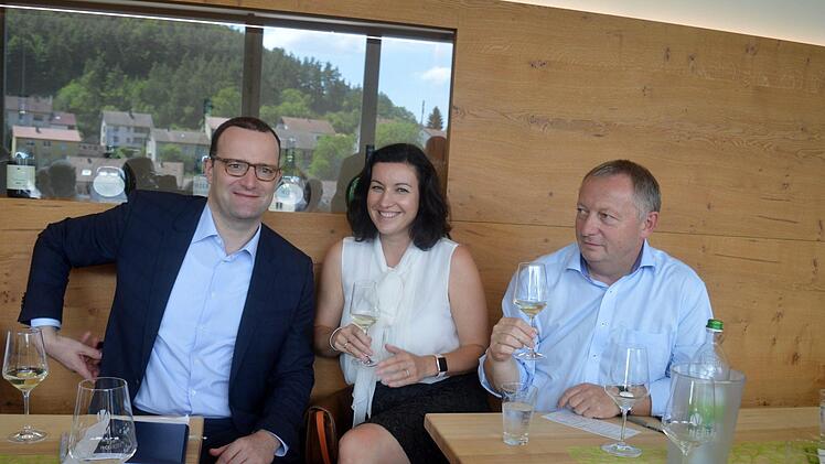 Der Parlamentarische Staatssekret&auml;r Jens Spahn, war nach Ramsthal gekommen. Mit dabei waren auch die Parlamentarische Staatssekret&auml;rin Dorothee B&auml;r und Landrat Thomas Bold. Foto: Arthur Stollberger