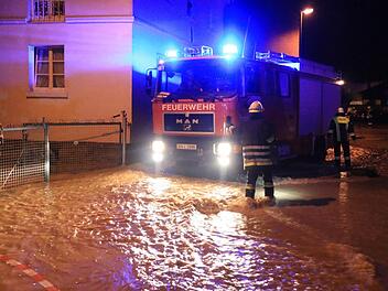 Gewitter und Dauerregen machten in der Nacht auf Samstag in vielen Teilen Frankens Probleme. Besonders schwer wurde Merkendorf im Landkreis Bamberg getroffen. Ein Überblick. Foto: NEWS5 / Merzbach