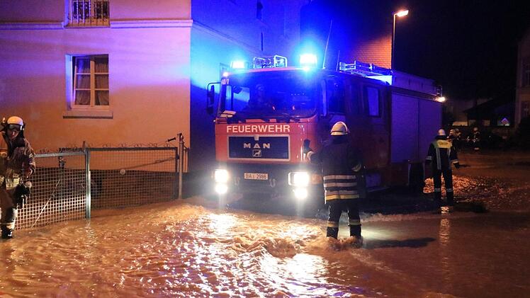 Gewitter und Dauerregen machten in der Nacht auf Samstag in vielen Teilen Frankens Probleme. Besonders schwer wurde Merkendorf im Landkreis Bamberg getroffen. Ein Überblick. Foto: NEWS5 / Merzbach
