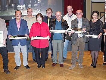 Carl-August Heinz (5. von links) ließ es sich nicht nehmen, die Jubilare, die seit 40 oder 45 Jahren beim ihm beschäftigt sind, auszuzeichnen. Foto: Veronika Schadeck