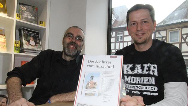 In der Buchhandlung von Bernd Greber (links) fing alles an. Mit Henning Mützlitz entwickelte er im Angesicht der Hauptstraße und dem dortigen Fehnturm entwickelten die beiden eine grausame Idee.  Foto: Michael Busch