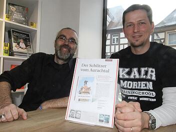 In der Buchhandlung von Bernd Greber (links) fing alles an. Mit Henning Mützlitz entwickelte er im Angesicht der Hauptstraße und dem dortigen Fehnturm entwickelten die beiden eine grausame Idee.  Foto: Michael Busch