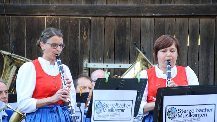Tina und Petra Rudolph bei ihrem Solo "Spatzen-Polka"Angelina H&auml;u&szlig;inger