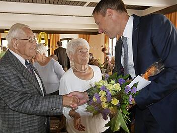 Bürgermeister Marco Steiner gratuliert dem Jubelpaar.  Foto: Manja von Nida