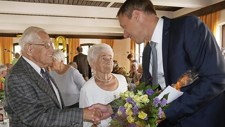Bürgermeister Marco Steiner gratuliert dem Jubelpaar.  Foto: Manja von Nida