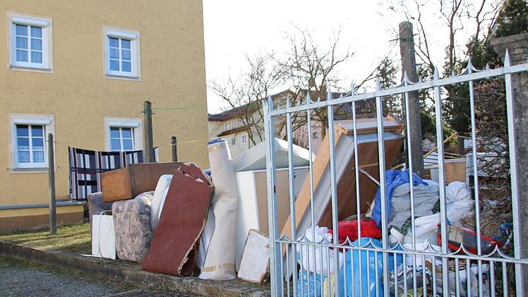 Vor Weihnachten belegte der Sperrm&uuml;ll den B&uuml;rgersteig in der Goethestra&szlig;e. Foto: Niklas Schmitt