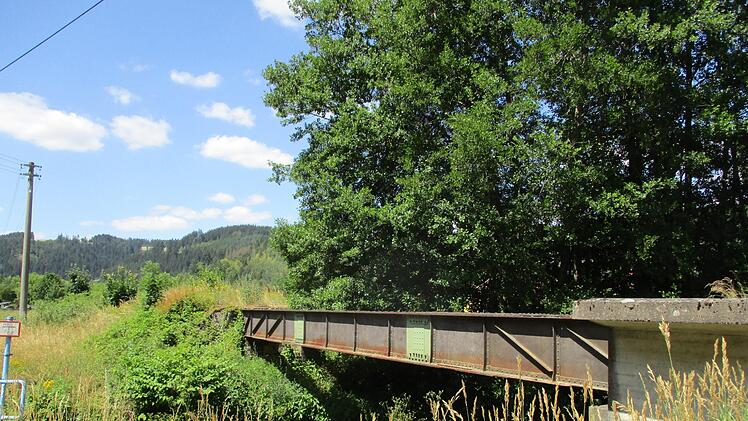 Der Bahndamm mit Brücke - ein Radweg an dieser Trasse ist   nach  an  Ansicht des Gemeinderates zu teuer.Susanne Deuerling