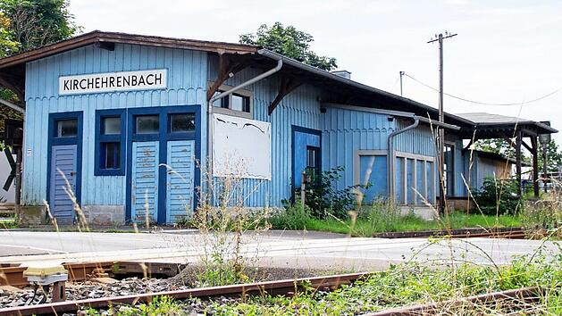 Das Bahnhofsgeb&auml;ude in Kirchehrenbach steht weiterhin leer.  Foto: Andreas Hofbauer