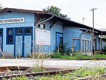Das Bahnhofsgebäude in Kirchehrenbach steht weiterhin leer.  Foto: Andreas Hofbauer