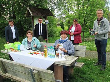 Zum Wandern und Fahrradwandern gehört eine zünftige Brotzeit, die der Allianz-Picknickbeutel bietet. Dafür werben (von links) Holger Becker, Allianz-Vorsitzender Armin Warmuth, Stephanie Kunder, Thomas Beck sowie (sitzend von links) Stefanie  Kirchner (Brennerei Bürger) und Helene Greubel (Bunter Bauernladen).