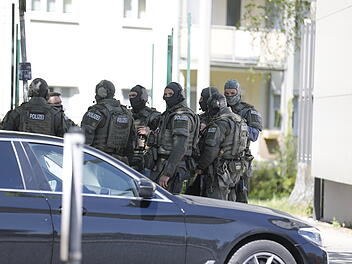 Person verletzt 21-J&auml;hrigen und zieht sich in Wohnung zur&uuml;ck: Spezialeinsatzkommando im Einsatz