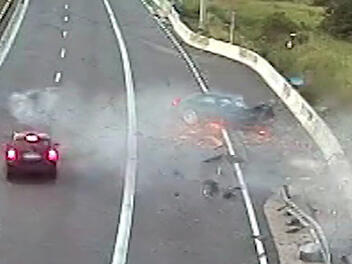 A73: Auto rast mit 180 km/h in Leitplanke - Polizei veröffentlicht Video von "Horror-Crash"