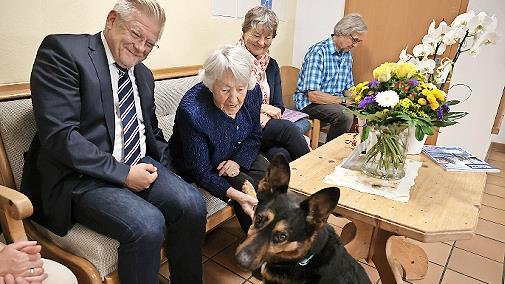 Therapiehund Kurti gratulierte, indem er der Jubilarin die Pfote reichte. Bürgermeister Frank Wilzok, die Jubilarin Marga Schmidt, Tochter Christine Eßer-Böhner und Karl-Heinz Knorreck konnten sich ein Lachen nicht verkneifen.