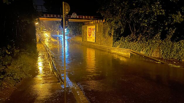 Spektakuläre Gewitterfront zieht über Franken - berüchtigte Unterführung wieder unter Wasser