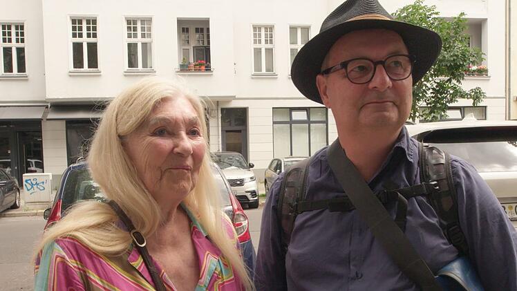 Das Verhältnis zwischen Mutter Beate und Sohn Markus war schon immer schwierig. Doch durch die Demenz lernen sich Mutter und Sohn noch einmal neu kennen.