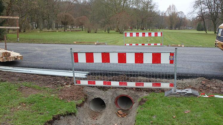 Wasserdurchlass unter der Fahrbahn.