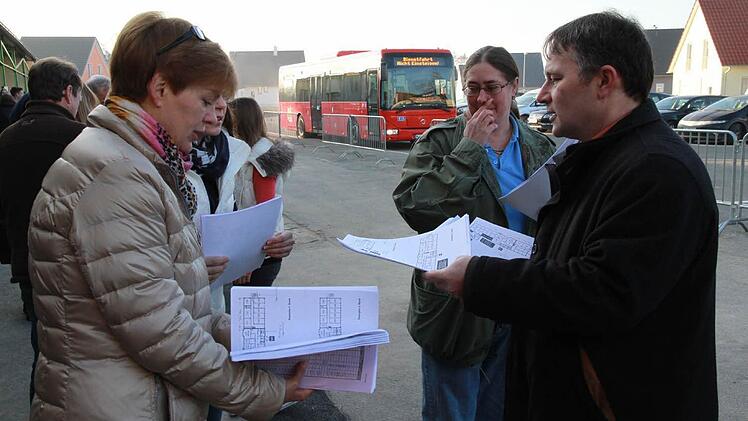 Rektor Jürgen Kretschmann (r.) verteilt die Lage- und Stundenpläne an die Kollegen. Foto: Matthias Erlwein
