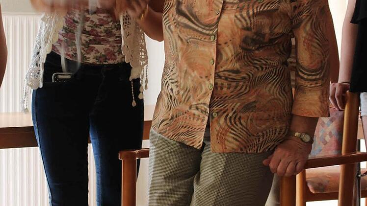 Da steht die 89-jährige Herta Gebhardt sogar auf: Anne-Maria Teichtweier hilft ihr.
